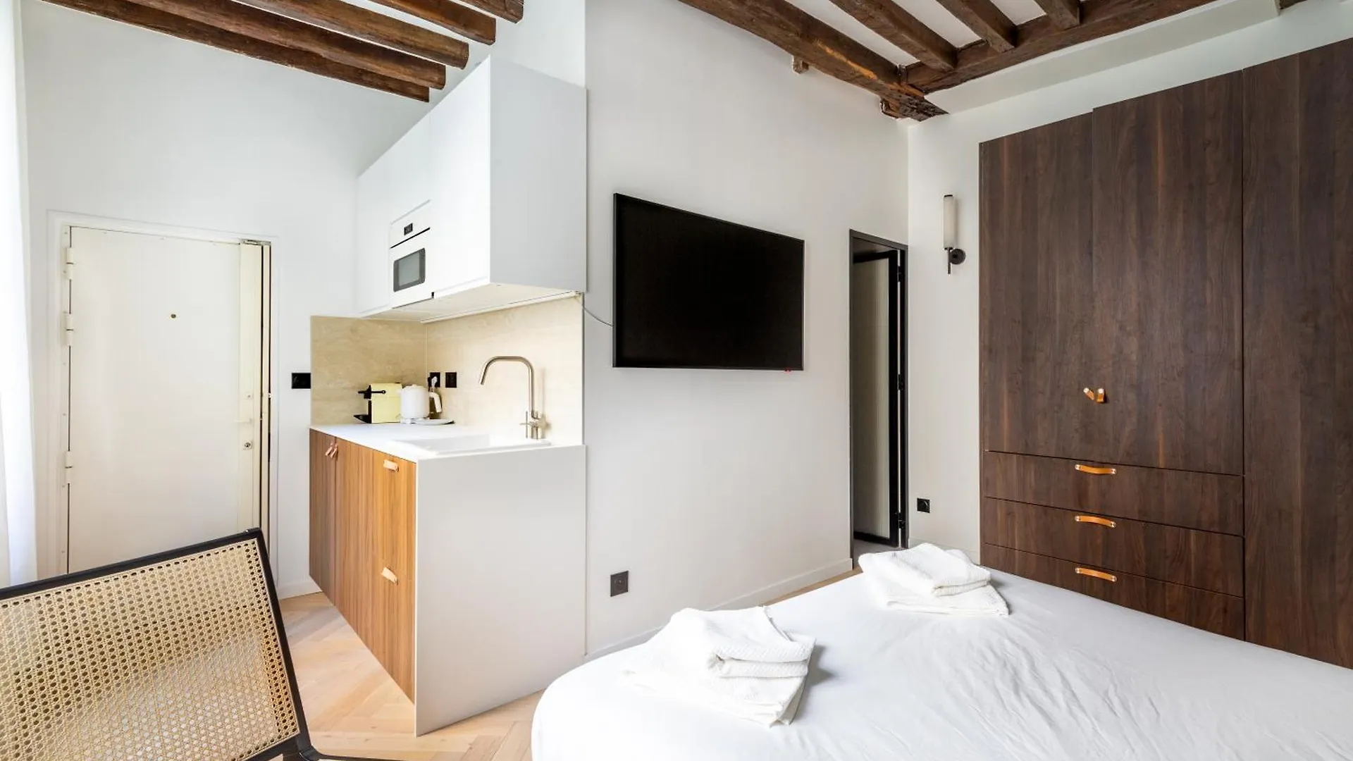 Apartment Montmorency - Studio Unique Paris France